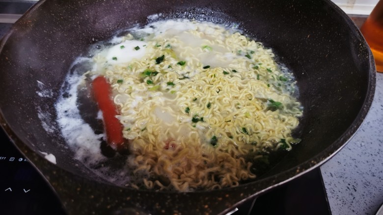 芝士泡面,大火煮沸,泡面散开,再小火煮2分钟