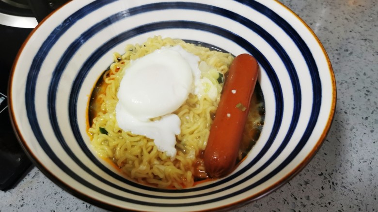 芝士泡面,盛入煮好的泡面,鸡蛋,香肠