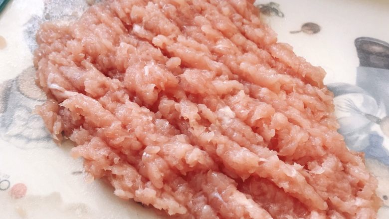 肉末豇豆,瘦肉洗干净后,剁成肉末