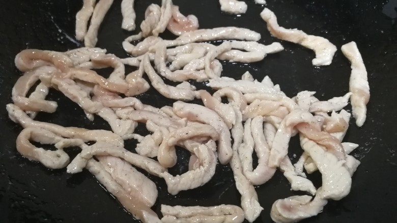 榨菜肉丝汤,热锅凉油,油热放入肉丝,文火炒熟。