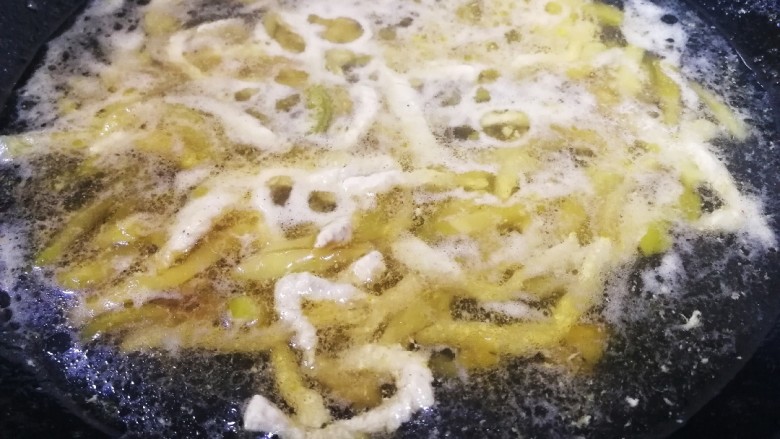 榨菜肉丝汤,加适量开水,文火煮开,撇去浮沫。