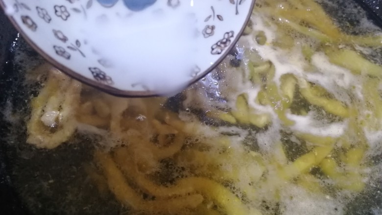 榨菜肉丝汤,淋入适量水淀粉,再次煮开。