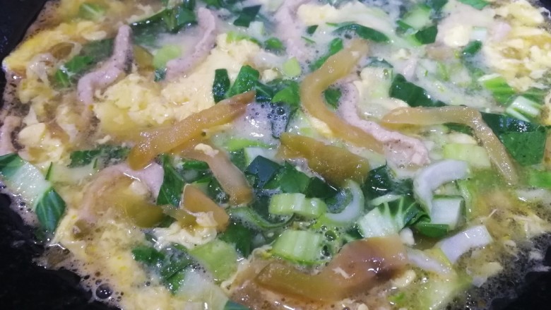 榨菜肉丝汤,放入油菜碎,文火煮开。