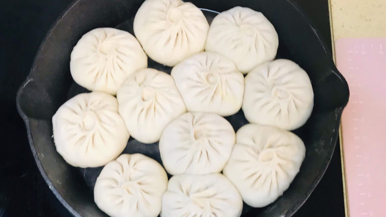 生煎包,打开火,中火慢煎