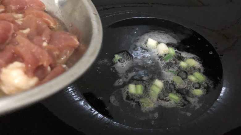 萝卜干炒肉,下瘦肉翻炒一下(半熟)