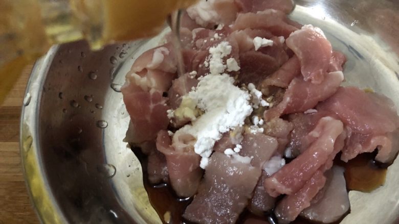 萝卜干炒肉,油 搅匀备用