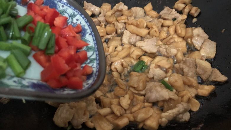 萝卜干炒肉,下红椒葱叶翻炒一下即可(整过程五分钟左右)