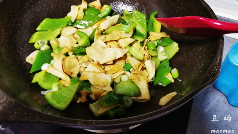 青椒炒豆皮,快速翻炒均匀,关火