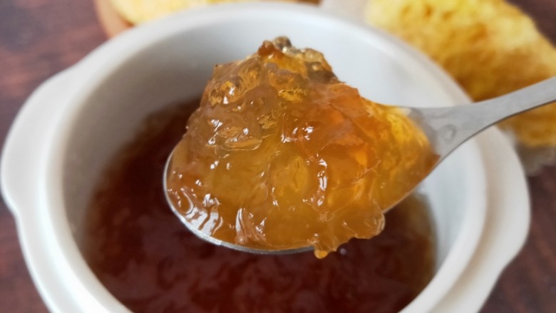 星空燕窝,桃胶提前一天泡发好备用,放入炖皿中,泡发好的桃胶加适量水放到炖皿中炖一个小时,炖好的桃胶是这样子的