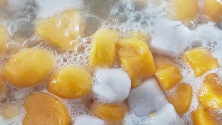 糖水芋圆,锅中加适量水煮至沸腾下芋圆,煮至芋圆浮起(大概煮15~20分钟)
