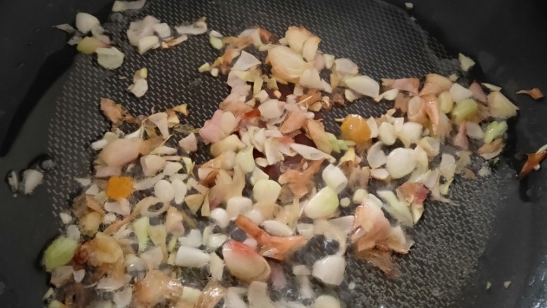 南瓜饭,锅中加入适量油,待油9分熟后放下切好的葱头爆香,等葱头呈金黄色即可