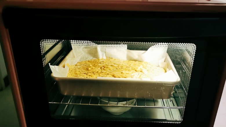 核桃红枣糕,烤箱提前预热5分钟,烤盘送入烤箱175度,上下火烤45分钟,25分钟时加盖锡纸。