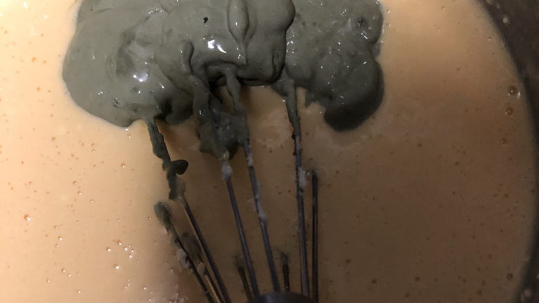 巴斯克·抹茶流心芝士蛋糕,接着把抹茶糊倒入奶酪里,搅拌均匀。