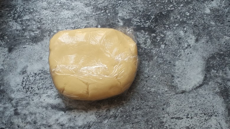 蓝莓派,再用手揉成面团,不用搜光滑,成团即可。包上保鲜膜,冷藏至少30分钟以上。