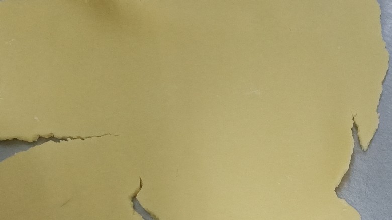蓝莓派,把面团取出,挡在案板上擀成薄片,大概3-4㎜,太薄了会裂开,自己掌握。