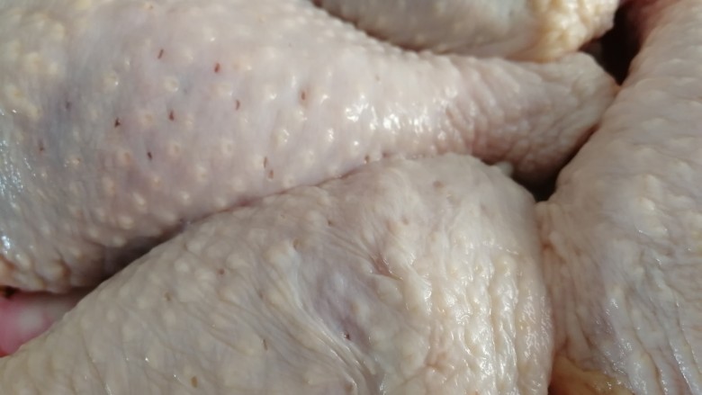 电饭锅焖鸡腿,用牙签把鸡腿表皮扎些眼,便于更好的入味。