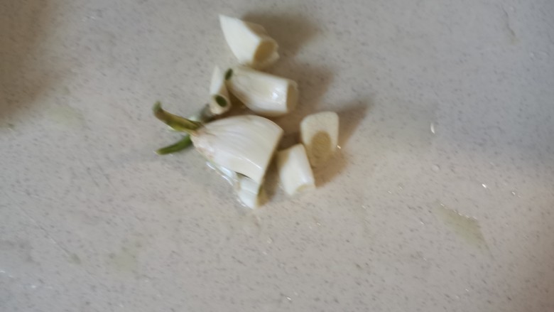 尖椒皮蛋,加入一点蒜到蒜臼子里,一起捣碎