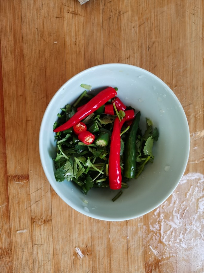 家庭酱香烤鱼,香菜,<a style='color:red;display:inline-block;' href='/shicai/ 82'>小米椒</a>切碎待用!