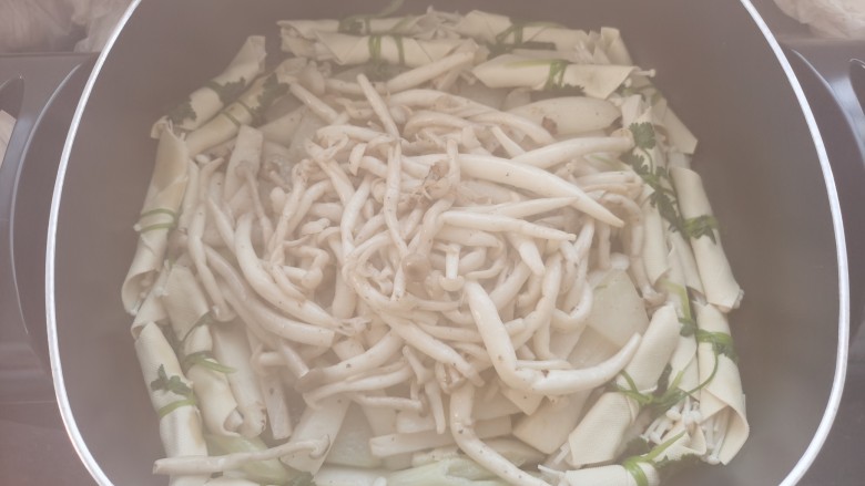 家庭酱香烤鱼,将各类煸炒过的蔬菜、各类菌菇和金针菇卷平铺锅底!