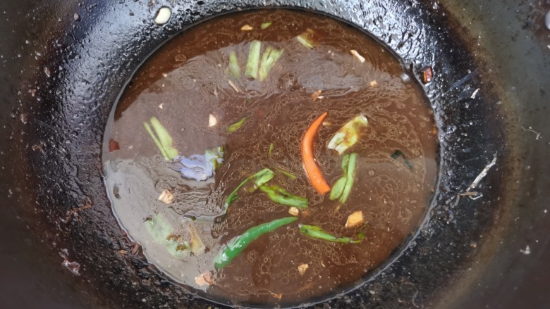 家庭酱香烤鱼,酱料加入热水,小伙熬开!