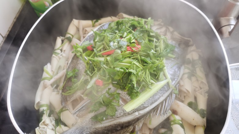 家庭酱香烤鱼,将香菜、青红椒撒在鱼身上!
