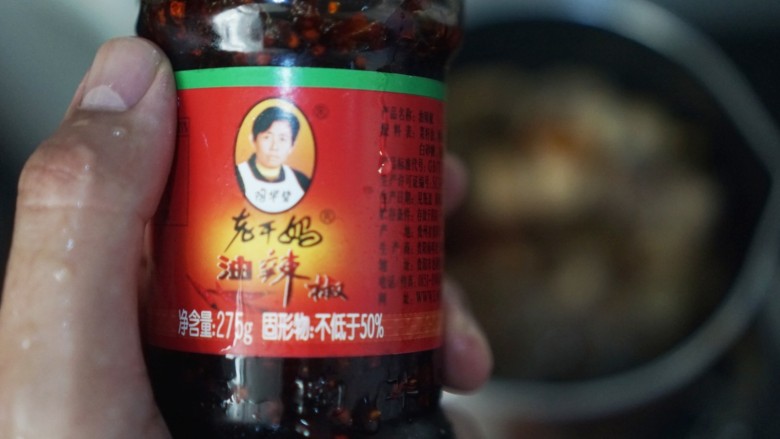 新年第一炖,茶树菇炖鸡,12、加入<a style='color:red;display:inline-block;' href='/shicai/ 10084'>老干妈</a>。