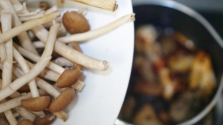 新年第一炖,茶树菇炖鸡,13、翻炒一下,使鸡肉均匀裹上调味料,倒入150克的水后加入<a style='color:red;display:inline-block;' href='/shicai/ 266'>茶树菇</a>。