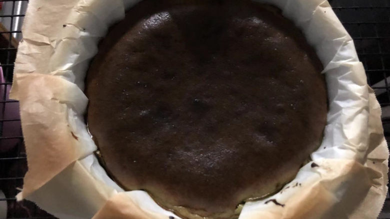 巴斯克·抹茶流心芝士蛋糕,出炉后不要脱模,待冷却后一起放入冰箱冷藏一夜,第二天再脱模即可。
