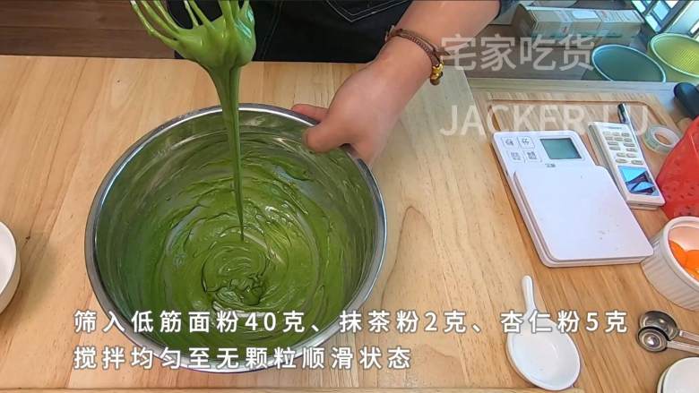 双色夹心饼干,甜蜜巧克力口感丰富,漂亮颜色带来浓浓新年气息。,用手动打蛋器按Z字型搅拌均匀至无颗粒状态。