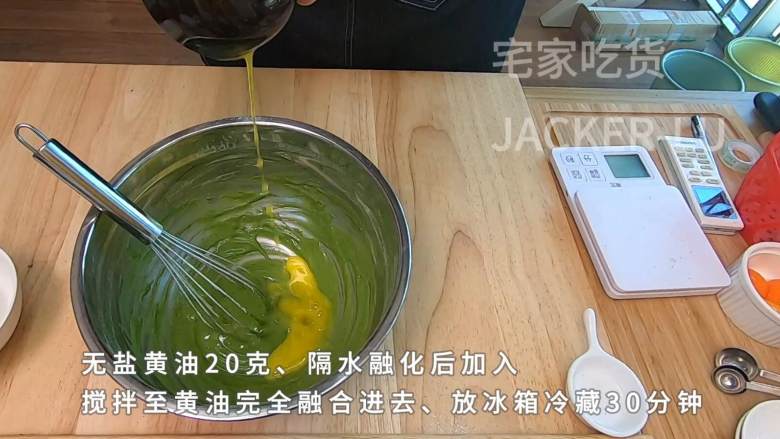双色夹心饼干,甜蜜巧克力口感丰富,漂亮颜色带来浓浓新年气息。,无盐黄油20克隔水融化后加入,搅拌均匀。
