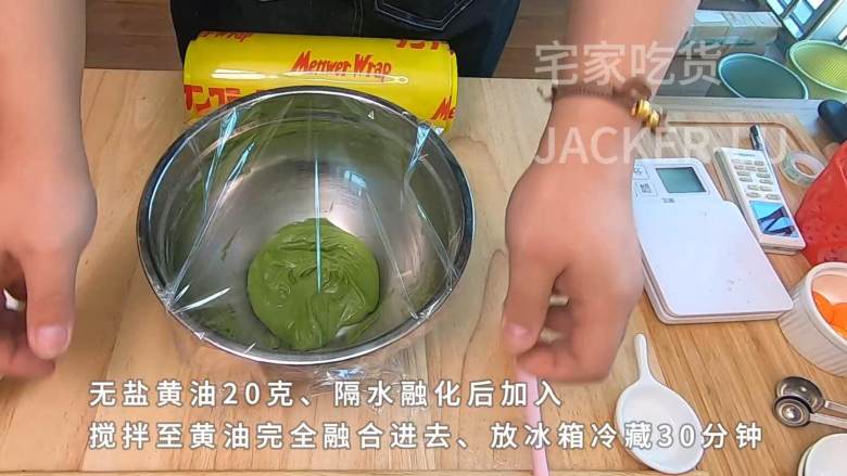 双色夹心饼干,甜蜜巧克力口感丰富,漂亮颜色带来浓浓新年气息。,放冰箱冷藏30分钟。