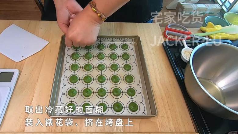 双色夹心饼干,甜蜜巧克力口感丰富,漂亮颜色带来浓浓新年气息。,取出冷藏好的面糊,装入裱花袋,挤在烤盘上。