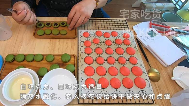 双色夹心饼干,甜蜜巧克力口感丰富,漂亮颜色带来浓浓新年气息。,边缘微焦后取出,放凉备用。取白巧克力、黑巧克力适量,隔热水融化,装入裱花袋,挤在饼干上合起来。
