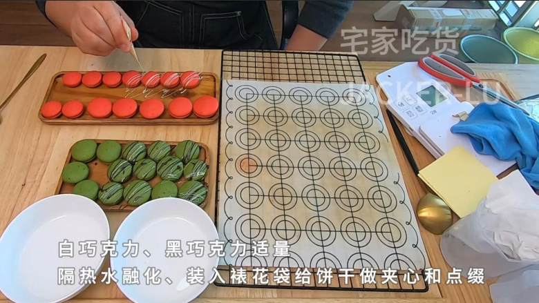 双色夹心饼干,甜蜜巧克力口感丰富,漂亮颜色带来浓浓新年气息。,用巧克力在饼干表面做一点装饰。