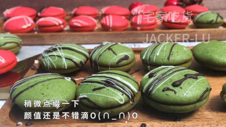 双色夹心饼干,甜蜜巧克力口感丰富,漂亮颜色带来浓浓新年气息。,稍微点缀一下,颜值还是不错的^_^