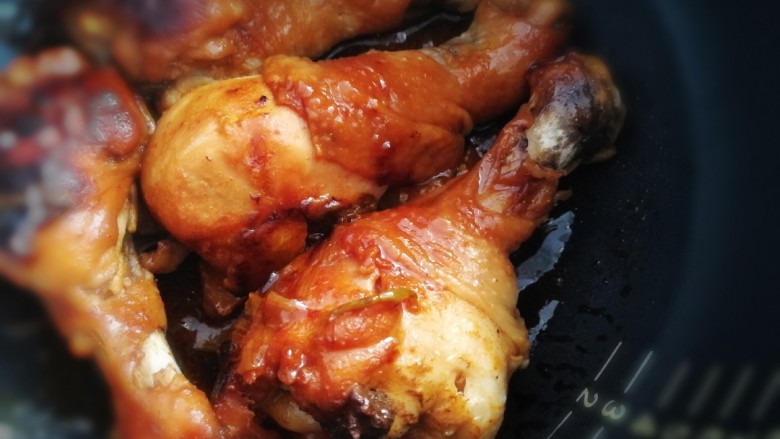 电饭锅焖鸡腿,不放油不放水,鸡腿肉非常软烂入味。