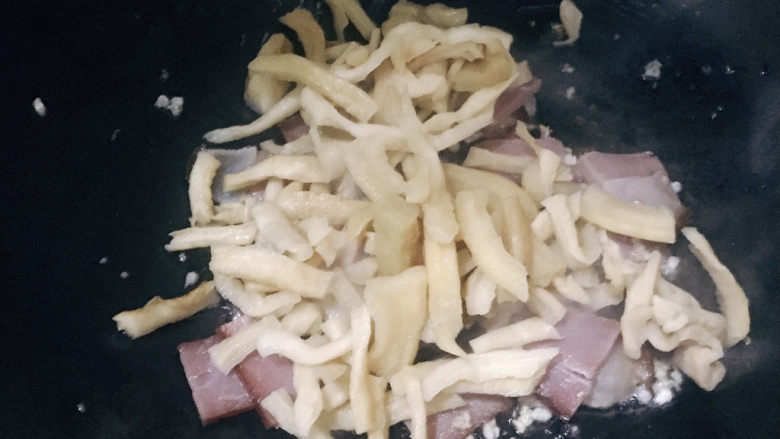 萝卜干炒肉,放入萝卜干,翻炒一下