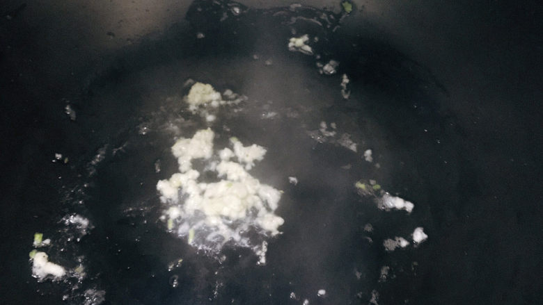萝卜干炒肉,起油锅,下蒜末爆香