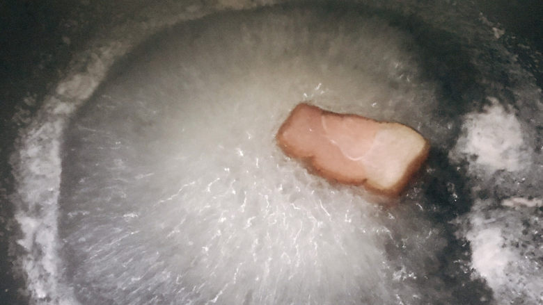 萝卜干炒肉,煮一锅开水,放入腊肉煮10分钟左右