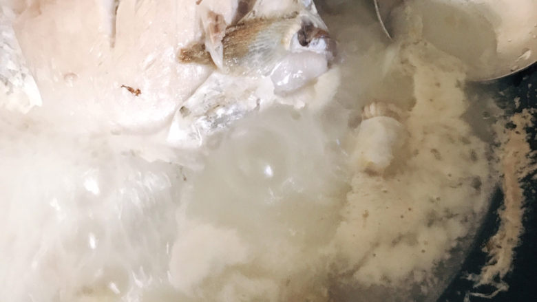 萝卜丝鲫鱼汤,继续煮8~10分钟,撇去浮末