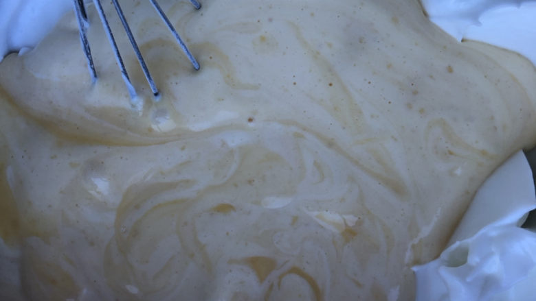 蜜豆戚风,倒回剩余的蛋白里。