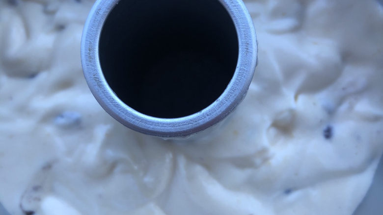 蜜豆戚风,倒入中空模具，震出气泡。