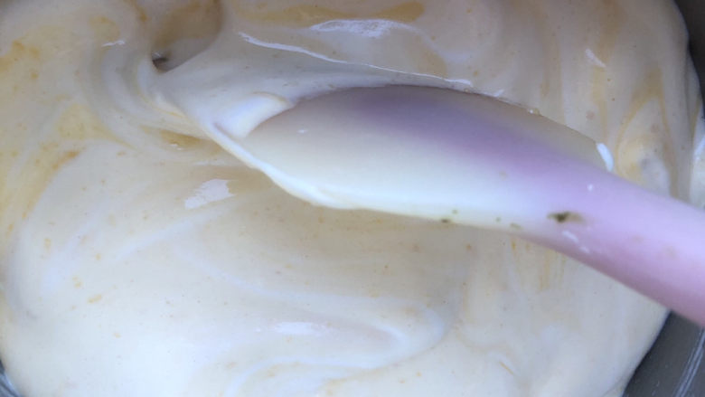 蜜豆戚风,翻拌均匀。