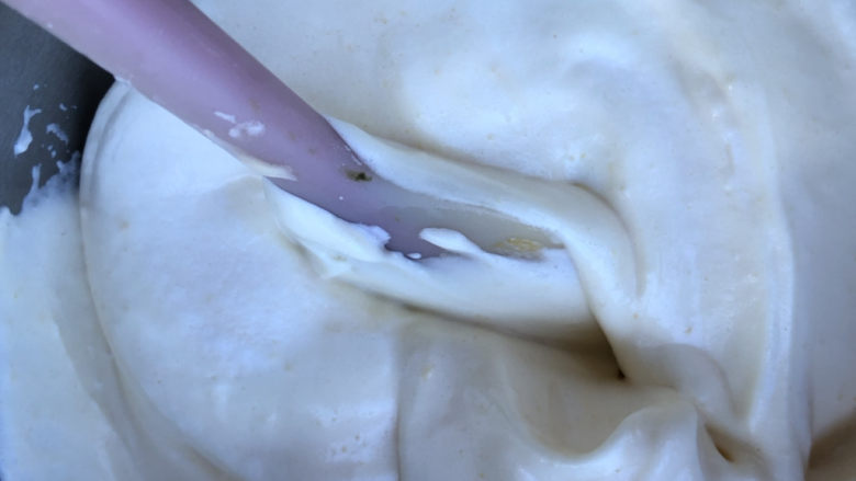 蜜豆戚风,从底部往上翻拌混合均匀。