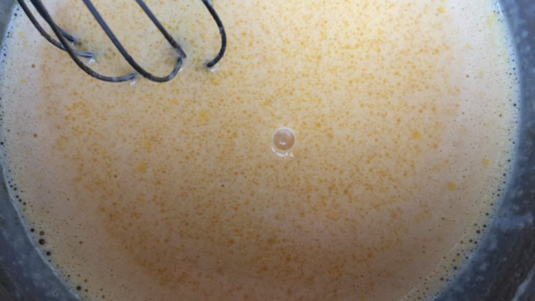 蜜豆戚风,搅拌均匀。