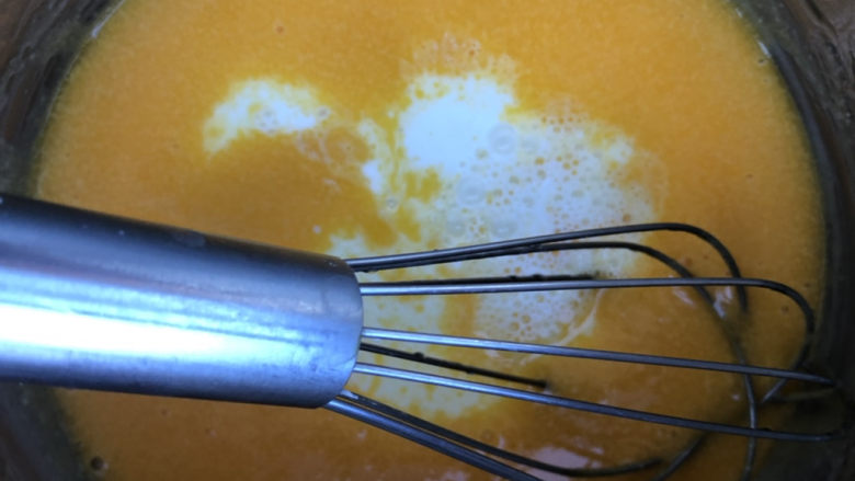 蜜豆戚风,倒入<a style='color:red;display:inline-block;' href='/shicai/ 219'>牛奶</a>。