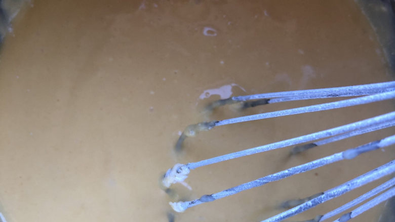 蜜豆戚风,搅拌至无干粉状态。
