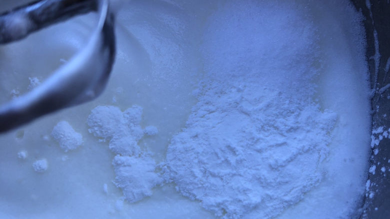 蜜豆戚风,蛋白里分三次加入剩余的45克糖，最后一次打发的时候再加淀粉一起打发。