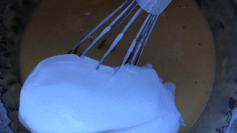蜜豆戚风,取一些蛋白放入蛋黄糊。