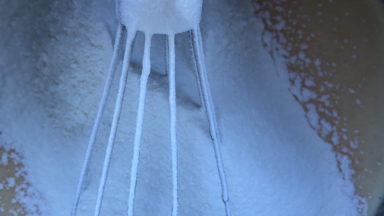 蜜豆戚风,筛入低筋面粉75克。